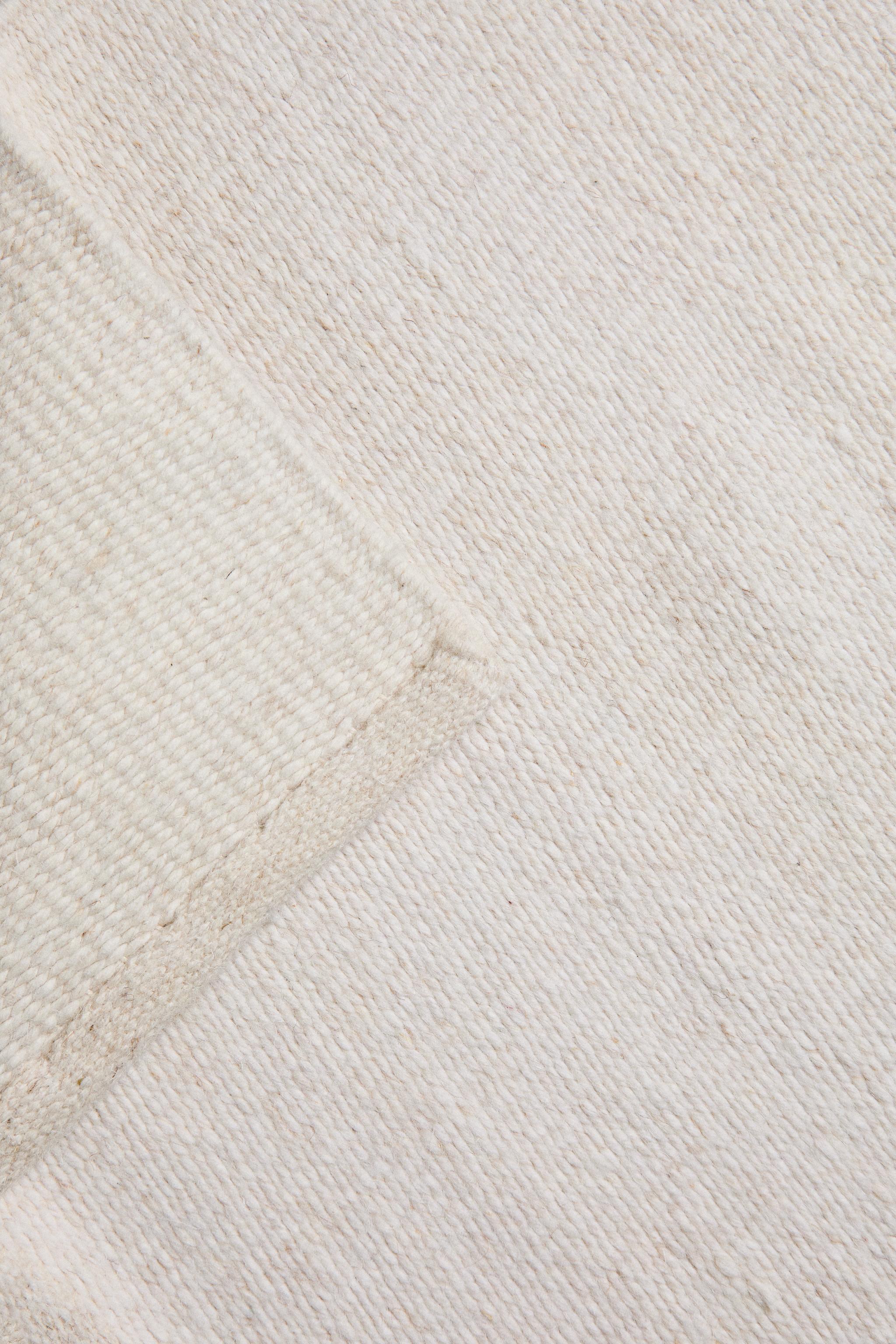 LIGHT-COLORED WOOL AREA RUG